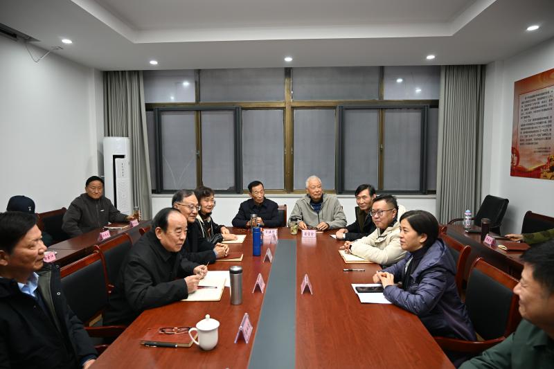 2025年12月4日下午芜湖市副市长丁百静走访美彩国际看望慰问老同志